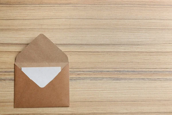 木製の背景に茶色の紙の封筒 トップビュー テキストのスペース — ストック写真