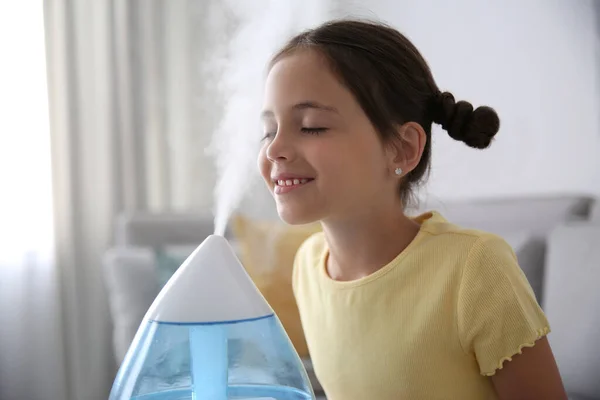 Little Girl Modern Air Humidifier Home — Stock Photo, Image