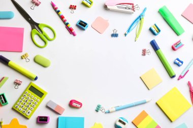 Beyaz arkaplandaki okul kırtasiyesinden yapılmış çerçeve, metin için yeri olan düz bir yer. Okula geri dön.