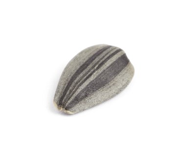 Çiğ organik ayçiçeği tohumu beyaza izole edilmiş.