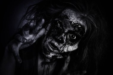Karanlık arka planda korkunç bir zombi, siyah beyaz etkisi. Cadılar Bayramı canavarı