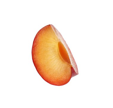 Olgun erik dilimi beyaza izole edilmiş.