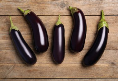 Tahta masada çiğ patlıcan, düz uzanmış.