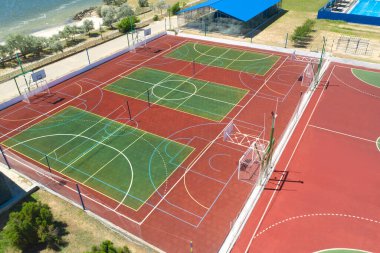 Güneşli bir günde deniz kenarındaki açık hava spor kompleksi, hava manzarası