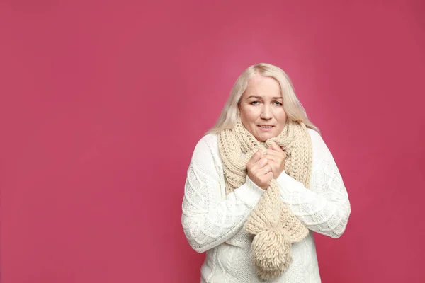 Volwassen Vrouw Met Koorts Roze Achtergrond Ruimte Voor Tekst Verkoudheid — Stockfoto