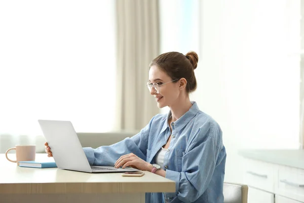 Giovane Donna Che Lavora Sul Computer Portatile Casa — Foto Stock