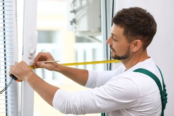 Handyman Med Måttband Och Penna Montera Fönsterpersienner Inomhus — Stockfoto