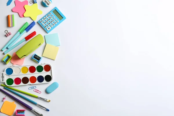 Papelería Escolar Sobre Fondo Blanco Plano Con Espacio Para Texto — Foto de Stock