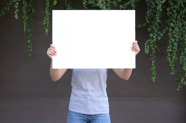 Frau Mit Leerem Plakat Freien Mockup Für Design — Stockfoto