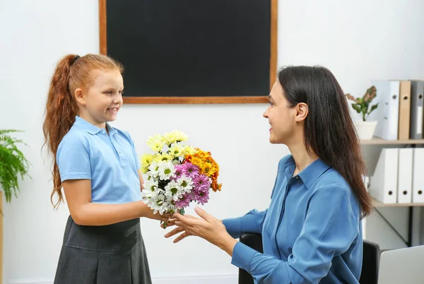 Iskoláslány Gratulál Pedagógusának Csokorral Osztályteremben Tanárnap — Stock Fotó