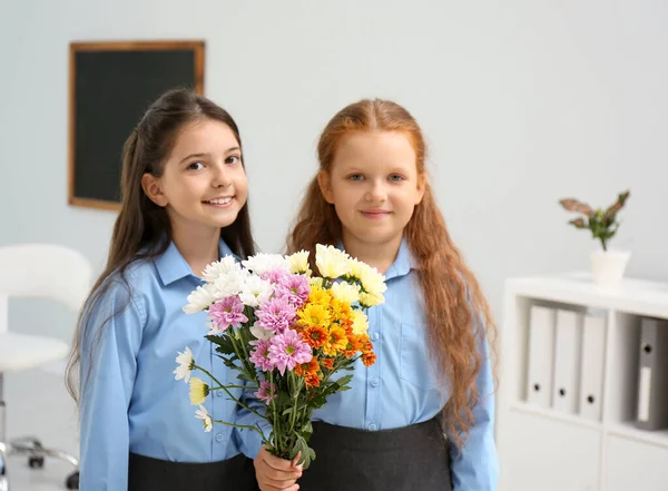 Gelukkige Schoolmeisjes Met Boeket Klas Lerarendag — Stockfoto
