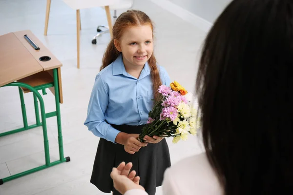 教室で彼女の教育の話をお祝いする花束と女子高生 先生の日 — ストック写真