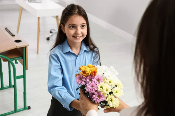 Skolflicka Gratulerar Sin Pedagog Med Bukett Klassrummet Lärardag — Stockfoto