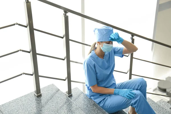 Kimerült Orvos Lépcsőn Kórházban Egészségügyi Dolgozók Stressze Covid Világjárvány Idején — Stock Fotó