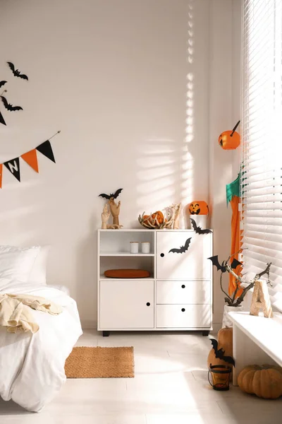 お祝いのハロウィーンの装飾が施されたスタイリッシュなベッドルームインテリア — ストック写真