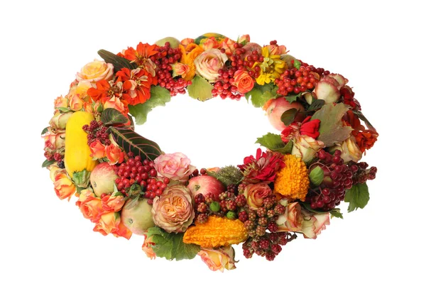 Prachtige Herfstkrans Met Bloemen Bessen Vruchten Geïsoleerd Wit — Stockfoto