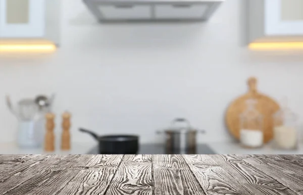 轻便厨房的木制餐桌 设计空间 — 图库照片