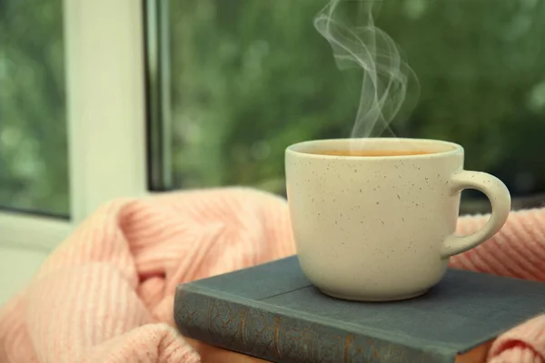 Kopje Warme Koffie Boeken Warme Trui Vensterbank Binnen Ruimte Voor — Stockfoto