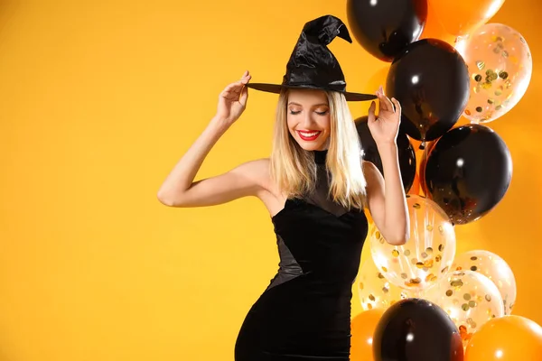 Mulher Bonita Traje Bruxa Com Balões Fundo Amarelo Espaço Para — Fotografia de Stock