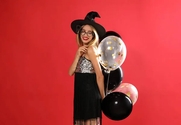 Schöne Frau Hexenkostüm Mit Luftballons Auf Rotem Hintergrund Halloween Party — Stockfoto