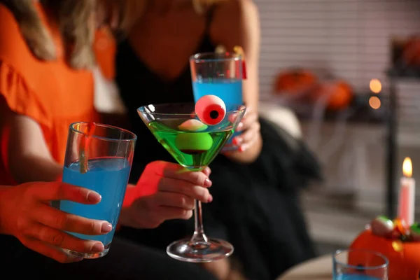 Grupp Vänner Skålar Med Cocktails Halloween Fest Inomhus Närbild — Stockfoto