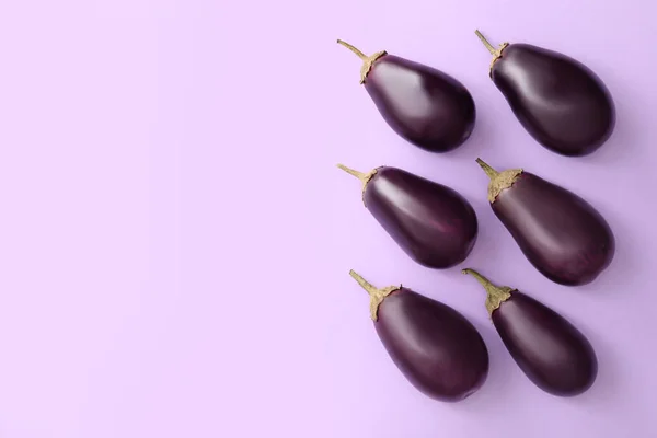 Rauwe Rijpe Aubergines Lichte Ondergrond Vlak Gelegd Ruimte Voor Tekst — Stockfoto