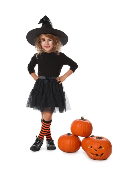 Schattig Klein Meisje Dragen Halloween Kostuum Pompoenen Witte Achtergrond — Stockfoto