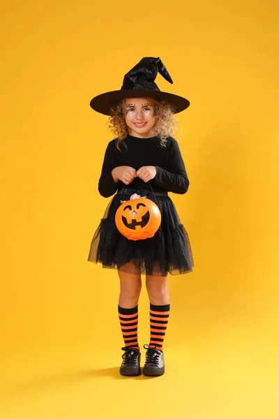 Menina Bonito Com Abóbora Doce Balde Vestindo Traje Halloween Fundo — Fotografia de Stock