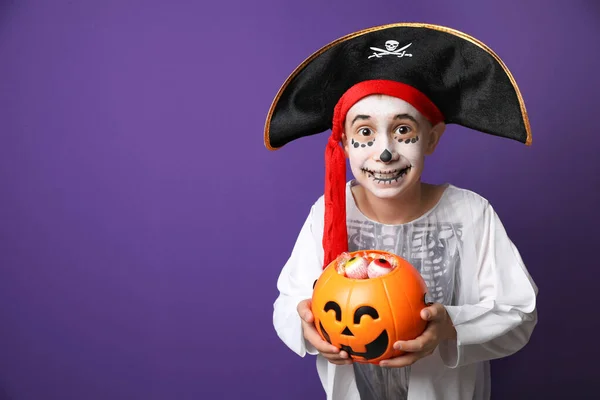 Leuke Kleine Jongen Met Pompoen Snoep Emmer Dragen Halloween Kostuum — Stockfoto