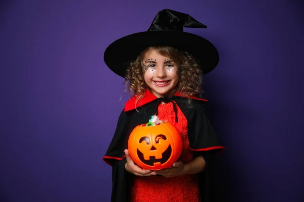 Aranyos Kislány Tök Cukorka Vödör Visel Halloween Jelmez Lila Háttér — Stock Fotó