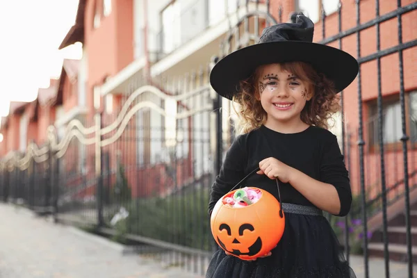 Schattig Klein Meisje Met Pompoen Snoep Emmer Dragen Halloween Kostuum — Stockfoto