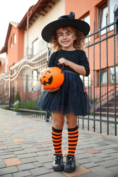 Carino Bambina Con Zucca Secchio Caramelle Indossando Costume Halloween All — Foto Stock