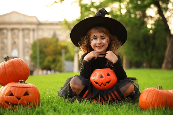 Nettes Kleines Mädchen Mit Kürbis Bonbon Eimer Halloween Kostüm Park — Stockfoto