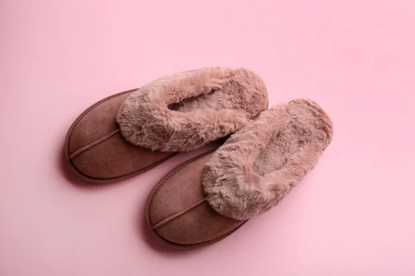 Pair Stylish Soft Slippers Pink Background Flat Lay — Stock Photo, Image