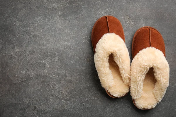 Stijlvolle Zachte Pantoffels Grijze Ondergrond Vlak Gelegd Ruimte Voor Tekst — Stockfoto