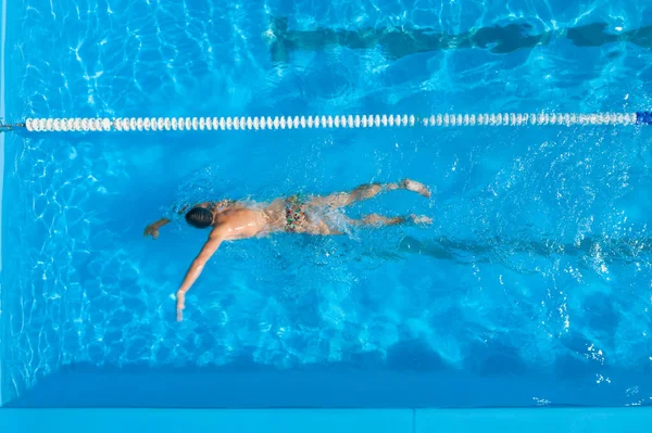 Entraînement Homme Piscine Vue Dégagée — Photo