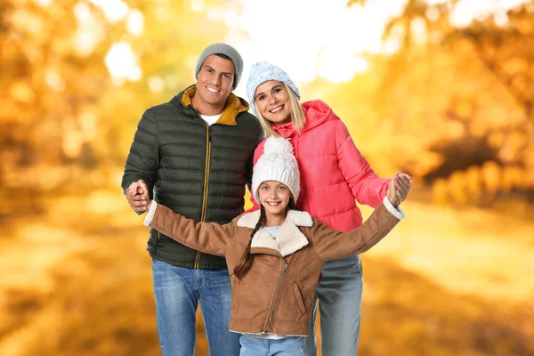 Šťastná Rodina Tráví Čas Spolu Podzimním Parku — Stock fotografie