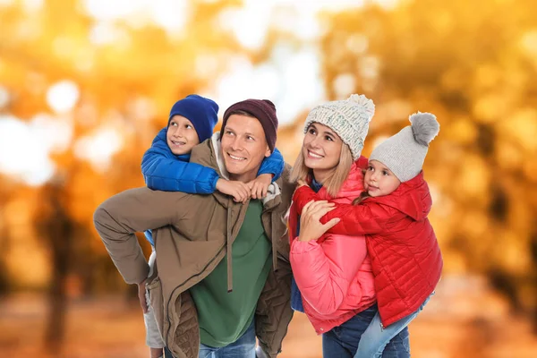Šťastná Rodina Tráví Čas Spolu Podzimním Parku — Stock fotografie