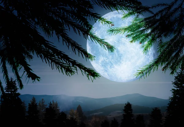 Paisaje Fantasía Luna Llena Cielo Estrellado Sobre Las Montañas Vista —  Fotos de Stock