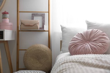 Şık bir oda içinde rahat bir yatak. Tasarım için fikir