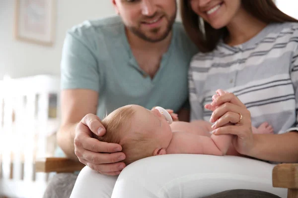 Glada Par Med Sitt Nyfödda Barn Hemma Närbild — Stockfoto