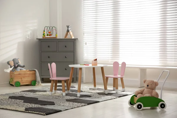 Malý Stolek Židle Králičíma Ušima Dětském Pokoji Návrh Interiéru — Stock fotografie