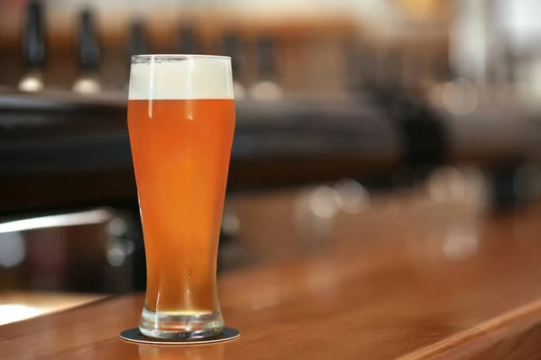 バーカウンターで冷たいおいしいビールのガラス テキストのためのスペース — ストック写真