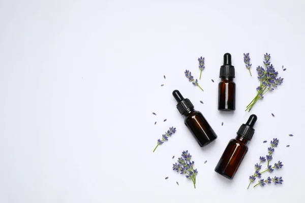 Samenstelling Met Lavendelbloemen Natuurlijke Etherische Olie Witte Ondergrond Bovenaanzicht — Stockfoto
