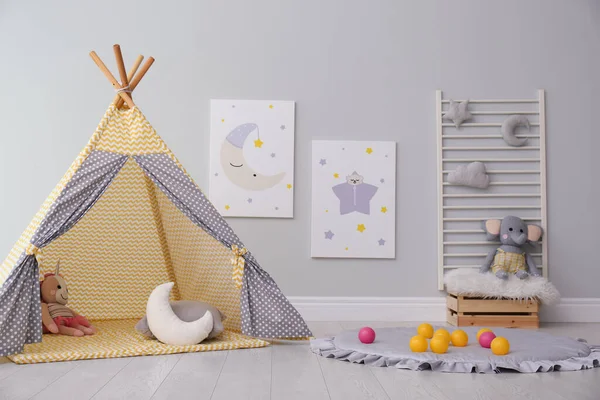 用可爱的绘画和游乐帐篷装饰着时髦的儿童房 — 图库照片