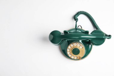 Zarif, eski, yeşil telefon beyaz, üst görünümde izole