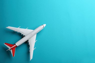 Açık mavi arka planda oyuncak uçak, üst manzara. Metin için boşluk