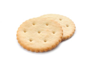 Beyaza izole edilmiş çıtır krakerler. Lezzetli yemek.