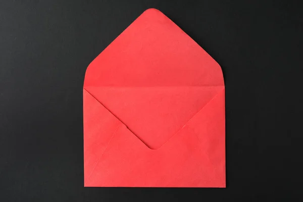 Envelope Papel Vermelho Fundo Preto Vista Superior — Fotografia de Stock