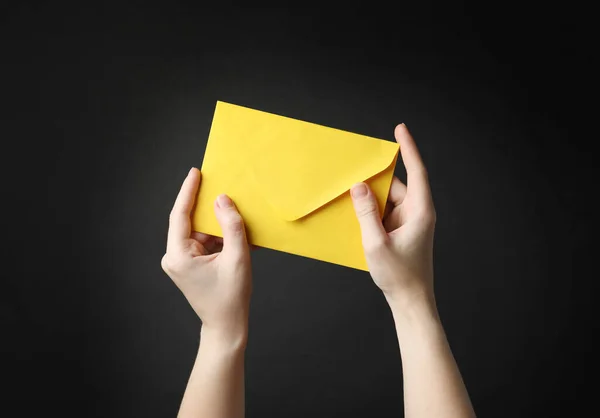 Vrouw Met Gele Papieren Envelop Zwarte Achtergrond Close — Stockfoto